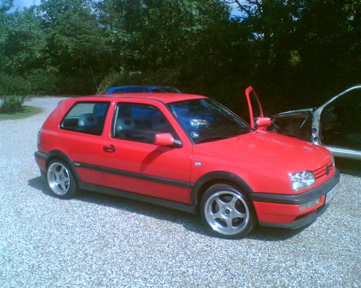 VW Golf 3 GTi 8V. - i baggrunden ses min gamle rally, nøøj hvor den fik tæv sidste sommer.. og så min doner golf diesel. billede 2