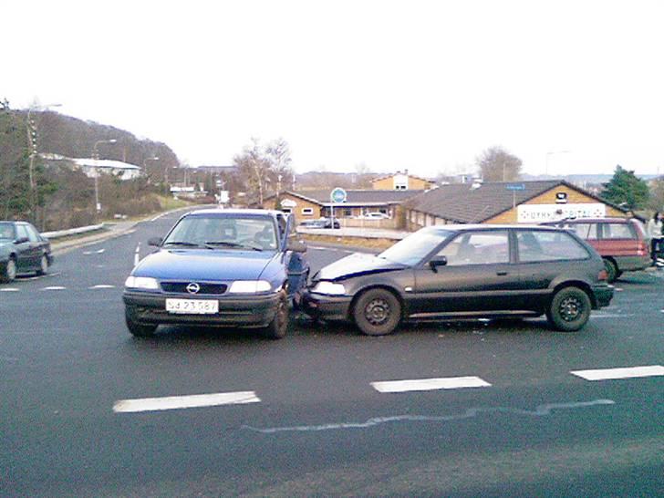 Honda Civic 91' - Totalskadet - Pigen foran valgte at lave en pludselig uvending, uden hverken at blinke eller noget. billede 8