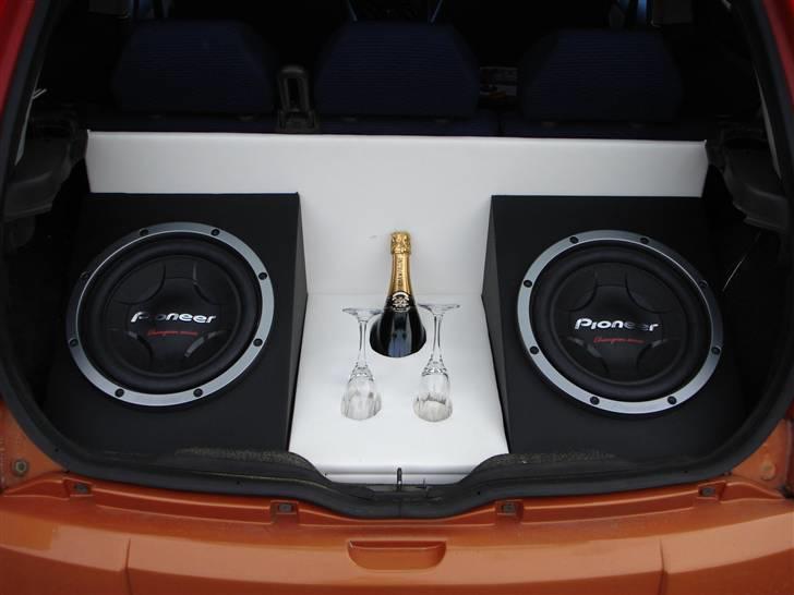 Fiat punto 2 - 2 stk 12 tommer pioneere 1200 watts, spiller bare godt der ligger en 2500 watts denon forstærker bagved den hvide plade:)  billede 13