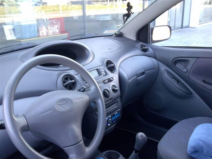 Toyota Yaris 1.4 D-4D - Nyt. Små fusion højtaler i forruden. billede 17