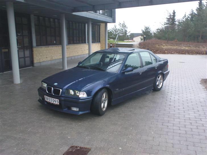 BMW 320i SOLGT!! billede 2