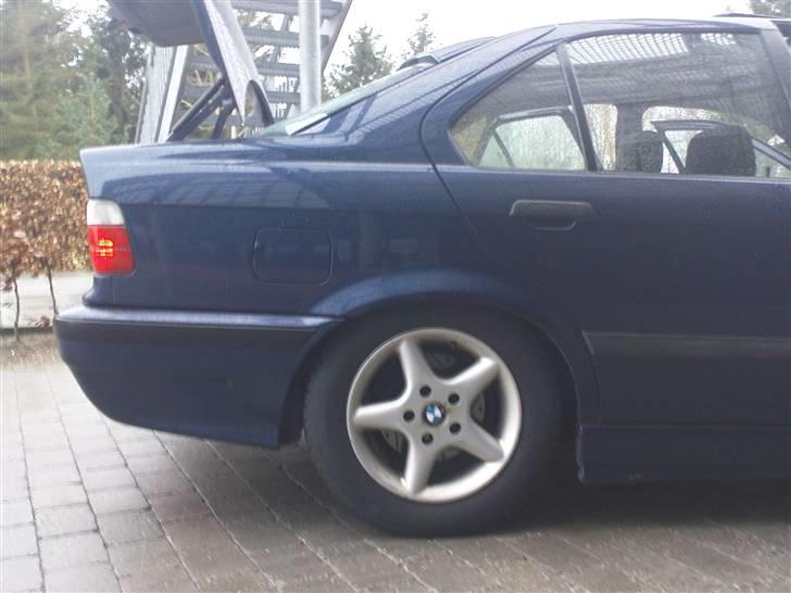 BMW 320i SOLGT!! billede 6