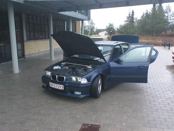 BMW 320i SOLGT!! billede 7