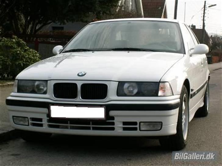 BMW E36 318i - Også blev kofangre og paneler infarvet. billede 2