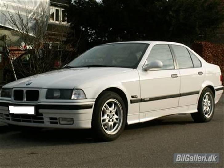 BMW E36 318i - Infarvede paneler og kofangere er altså pænere billede 3