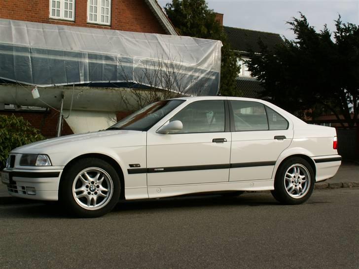 BMW E36 318i - En hel omlakering pynter altså en del. billede 4