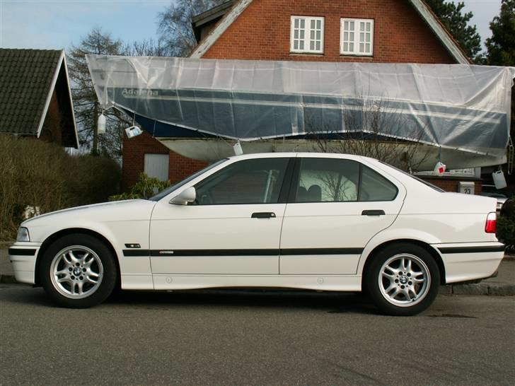 BMW E36 318i - Den har desvære kun vinterhjul på, de er lidt små. billede 5