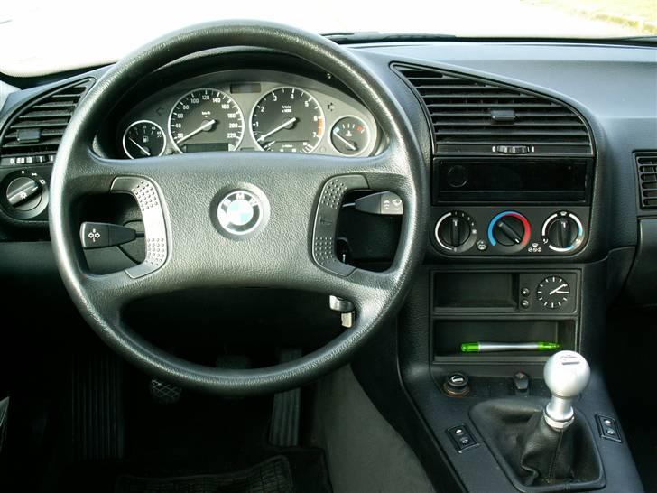 BMW E36 318i - af en eller anden grun fik jeg ikke fjernet den grønne kuglepind... ;-) billede 13