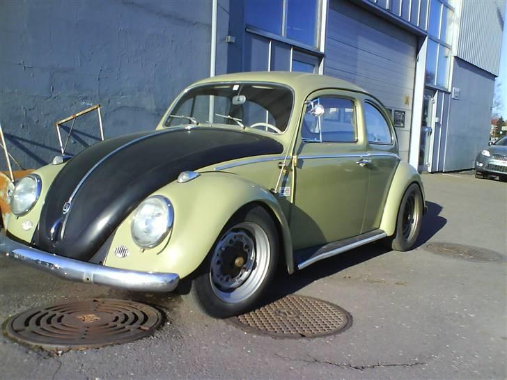 VW 1200 Deluxe - Taget ved besigtigelse af bilen. Den er på vej til DK, når hjelmen er blevet malet.. billede 1
