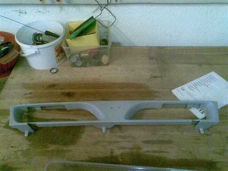 Nissan sunny - emblem fri front, er kun grund malet, bliver snart indfarevede i bilens farve billede 5