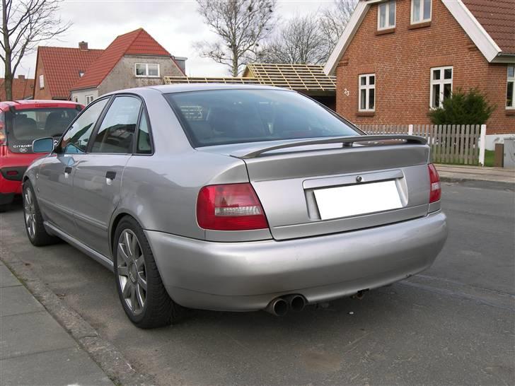 Audi A4 - SOLGT 24/7-08 - Her skydes! PS: Konens bil foran - sænket C1. billede 3