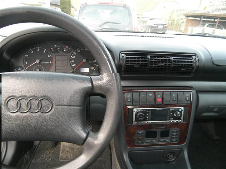 Audi A4 - SOLGT 24/7-08 - Oprindeligt havde bilen et lækkert rat... blev solgt fra inden jeg fik bilen! Søger efter nyt. billede 6