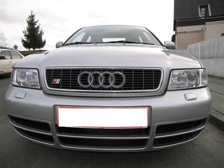 Audi A4 - SOLGT 24/7-08 - S4 front... hmmm tror mærket skal af! billede 8
