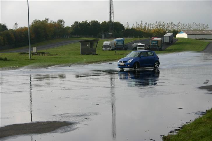 Suzuki Swift 1,5 GLX - Var lige en tur på glatbane med raceren :P Griner.. billede 2