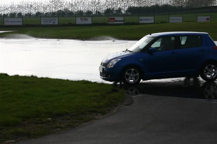 Suzuki Swift 1,5 GLX - Puha, var tæt på at ryge ud fra  banen, da jeg var på glatbane :P billede 7