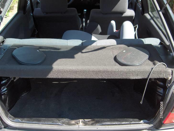 VW *Solgt* Polo Coupe Fox 1.3 - Clean bagagerum, med et par 6x9 i hattehylden billede 5