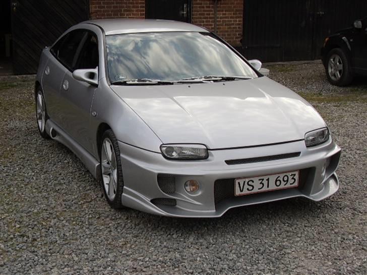 Mazda 323F billede 1