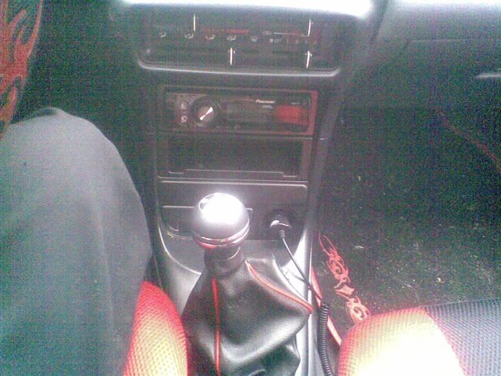 Mazda 323 C - solgt - - momo gearknob og manchet billede 8