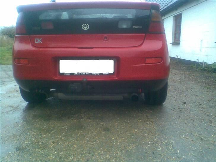 Mazda 323 C - solgt - - Lidt svært at se, men afgangsrør i begge sider billede 15