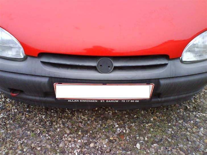 Opel Corsa B - Det triste syn.. Nogen idioter sys de ska tage vores opel mærke..  billede 2