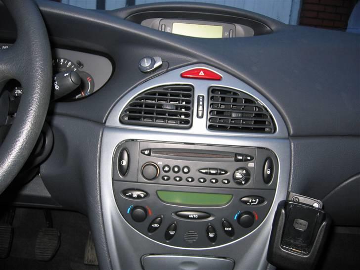 Citroën C5 2,0 HDI <<<solgt>>> - 2 zonet klima dejligt. standart radio lidt kedelig at kigge på men den spiller da billede 12