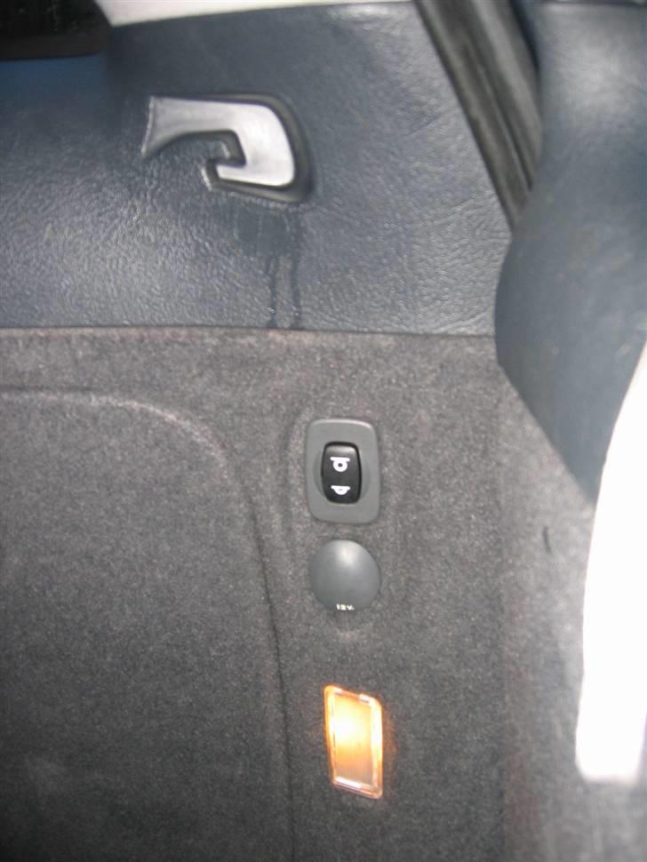 Citroën C5 2,0 HDI <<<solgt>>> - knap i begagerum til at hæve eller sænke bagvogn når motoren er stoppet. og et 12v stik billede 14