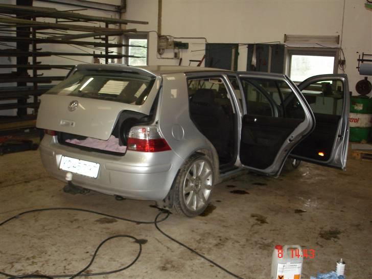 VW Golf 20v Turbo - Er i gang med at oliebehandle golfen, mega svineri, hehe billede 7