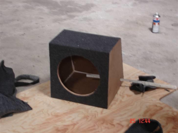 VW Golf 20v Turbo - Så er kassen næsten færdig, skal bare lige filtes færdig, og ha en gang dæmperskum indvendig.. billede 9