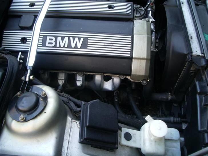 BMW E34 525i - SOLGT - Så er der tårnstiver på. billede 8