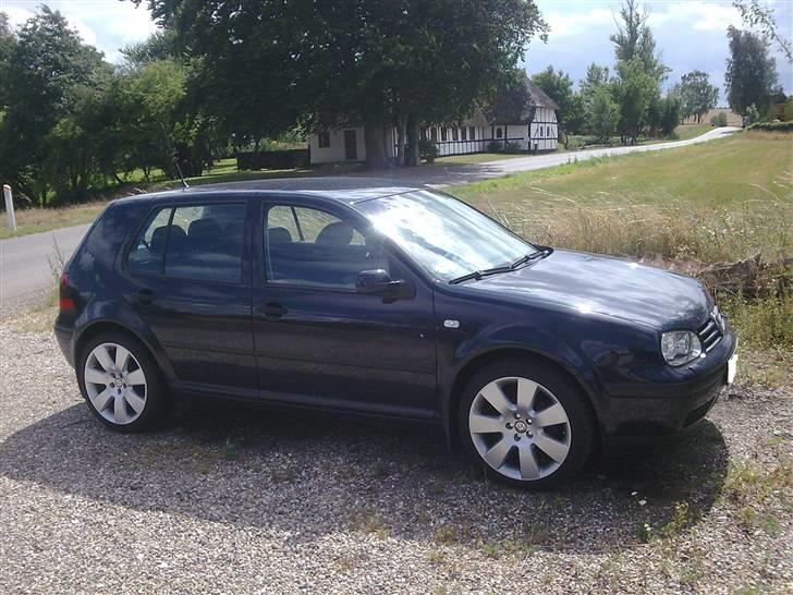 VW Golf 4 TDI Trendline - Her har jeg de nye fælge på hjemme i indkørslen billede 1