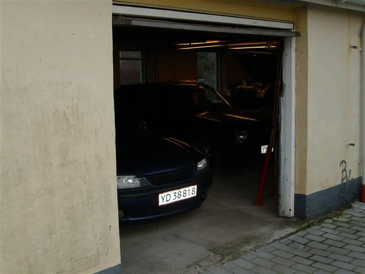 Opel vectra b  SOLGT - man kan lige skimte corsaen og en kammis kadett d 16v billede 7