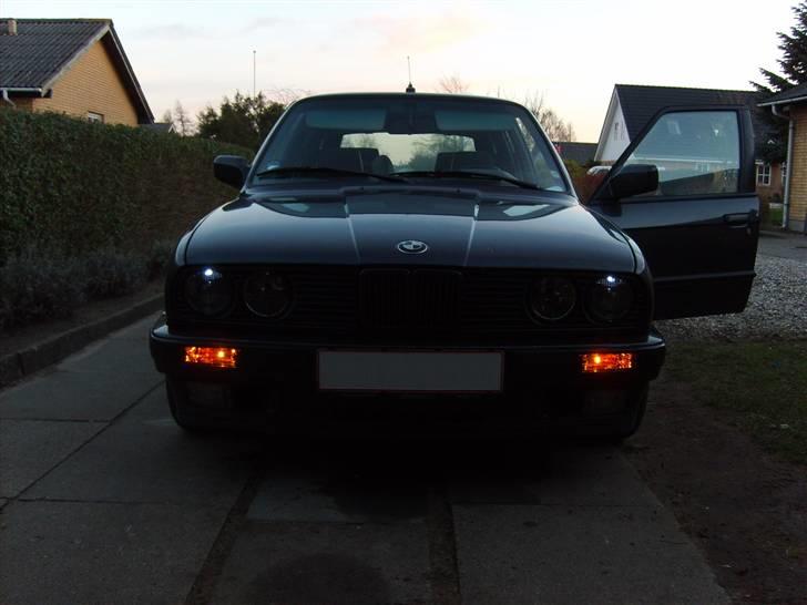 BMW E30 325I Touring - Der var åbenbart Orange positionslys i de ny blinklygter, så det skal lige skiftes... billede 7