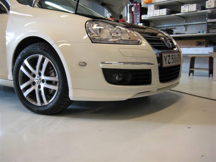 VW Golf V Variant TDI 140 SOLGT - Så kom der Frontspoiler på billede 8