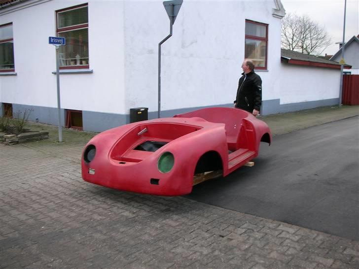 Porsche 356 speedster R - Den rå karosse inden montage på bunden  billede 5