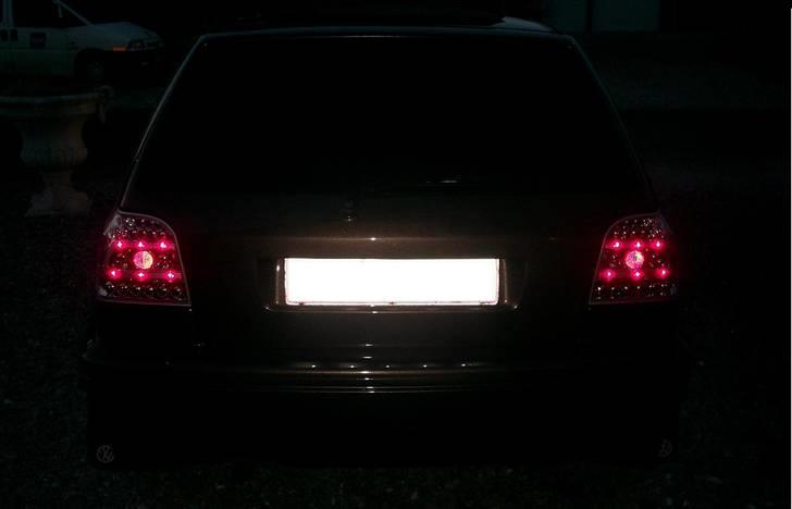 VW Golf 3 1,8 - Fjernet logo og dioder oppe under nummerpladen billede 6