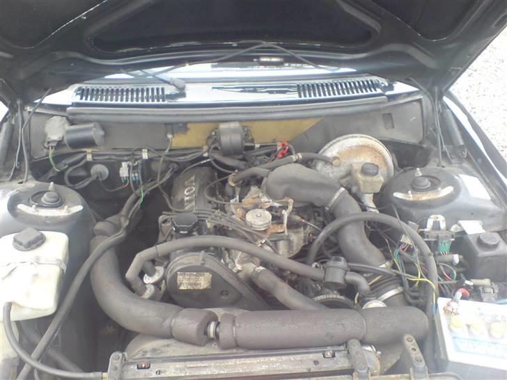 Volvo 240 GL - U.S. version     - Den originale K-motor. Den er smidt over højre skulder.... billede 13
