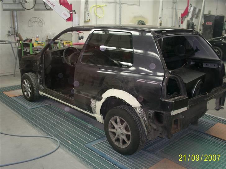 VW Golf 3 1,8 - Blandt andet blevet skiftet paneler og skærmkanter ;o) billede 11