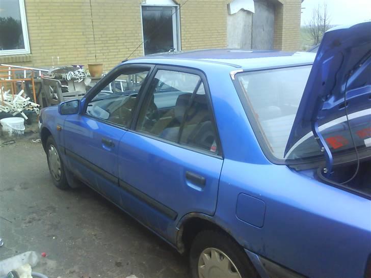 Mazda 323 -SOLGT- billede 3