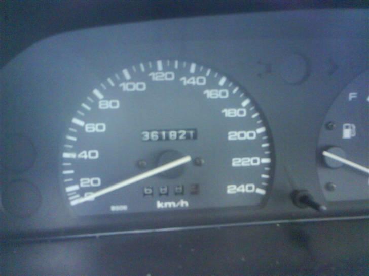 Mazda 323 -SOLGT- billede 5