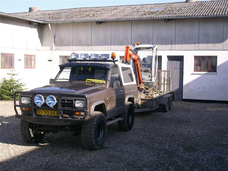 Nissan patrol 3,3 TD Solgt - Minigraver på 2200kg plus tailer.. så hyler den godt:) billede 20