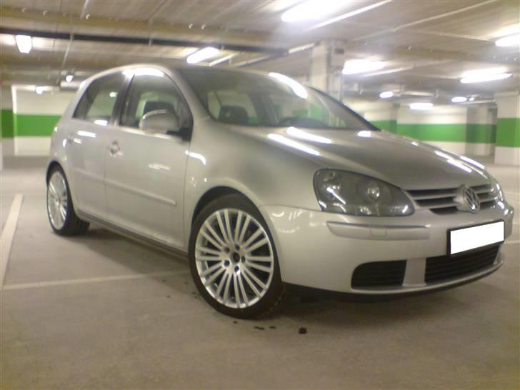 VW Golf V Sport R-line,solgt - Det gir nu noget med et sæt R32 fælge på dytten, et helt andet look.. billede 3