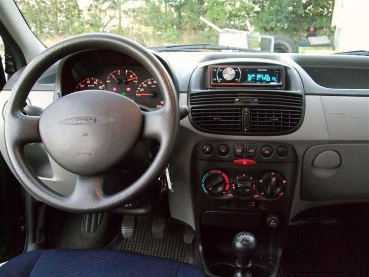 Fiat Punto 1.2 16V ELX - Pioneer P6000UB med USb ført hen i handskerummet billede 17