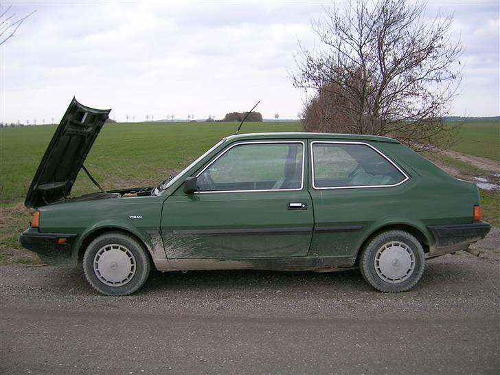 Volvo 340 DL - Ja ja lidt snavs skader ikke. hihi. ej der laves parkeringspladser derhjemme, og imens må vi  holde i et mudderhul. Men så får "hun" da lov til at lege tank imens. :-D billede 7