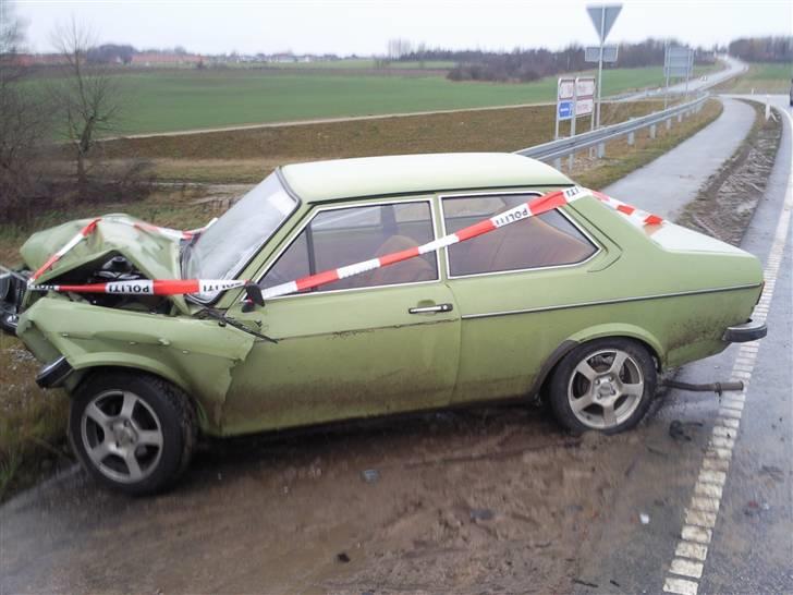 VW Derby LS - DØD - RIP - En lille skade på fronten.... - skete den 9. december 2008 billede 3