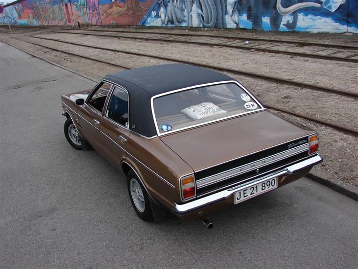 Ford Taunus mk III V6 GXL 4d   - Så har jeg prøvet at tage et billede fra en lidt anderledes vinkel - godt man er 190 cm. høj!.... Bedøm det selv, men jeg synes nu det blev ok. Meen det KAN jo næsten heller ikke gå galt, med den fotomodel jeg har at arbejde med!  billede 2