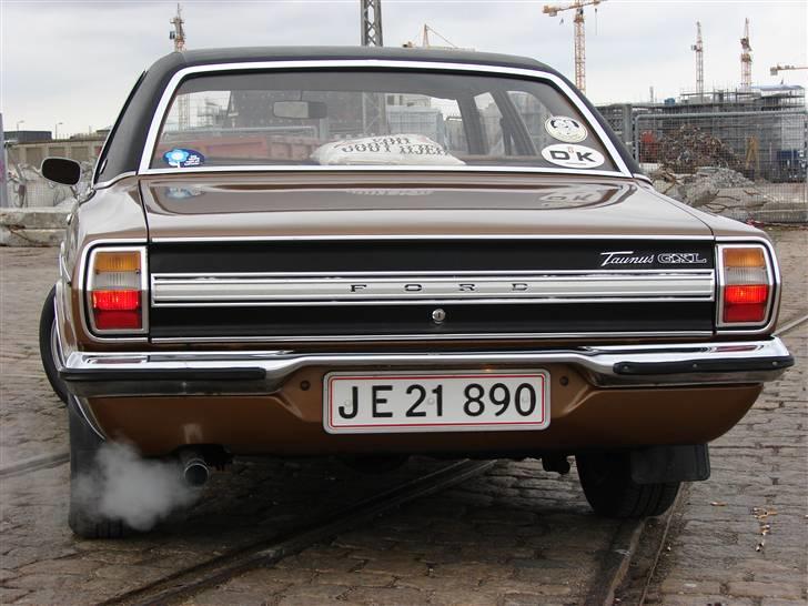 Ford Taunus mk III V6 GXL 4d   - Oog HVIS i kunne høre den sprøde V6 sound - Så ville i slukke for X-Factor Martin med det samme! For den her bil kan virkelig synge rent! Blachman ville begynde at STORtude, hvis han kunne høre den... Meen han kører jo også Citroen CX til hverdag. billede 6