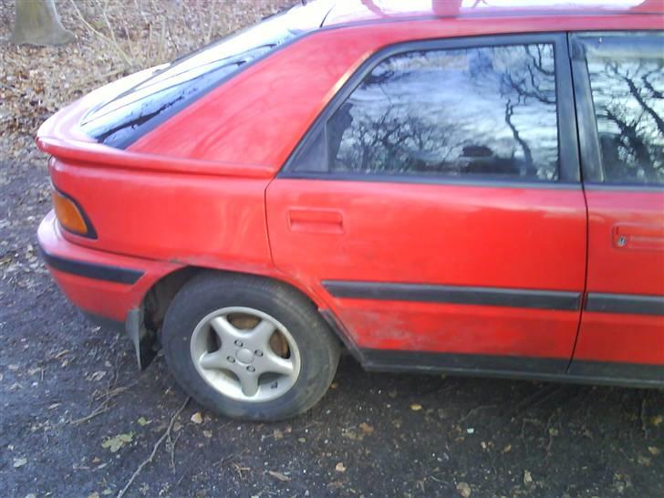 Mazda 323 F *SOLGT* billede 2