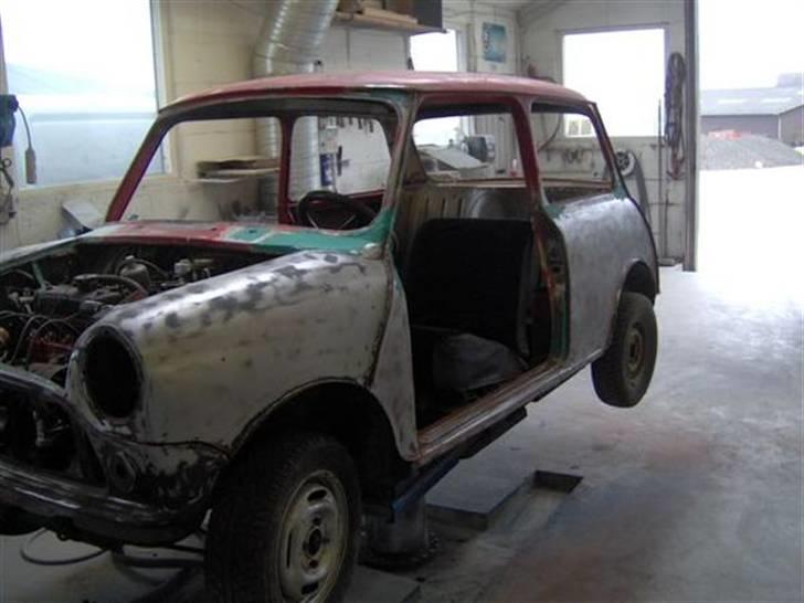 Austin-Morris Mini 998 - Efter opsvejsning og nedpusning... Der skulle mange søvnløse nætter til at vælge farven. billede 4