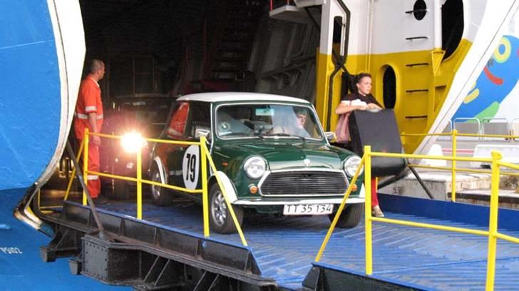 Austin-Morris Mini 998 - Italien 07, Havnearbejdere måtte løfte bilen på færgen på vej til Elba, dog kunne den snige sig over på vejen af... billede 7