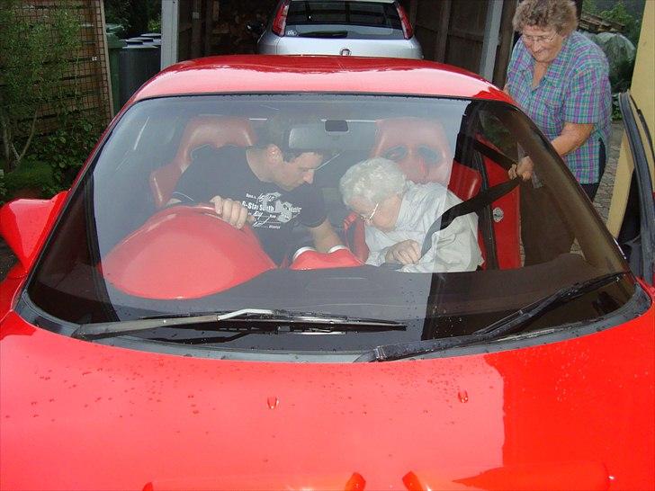 Mazda RX 7 - Så skal farmor på 84 lige ha en tur og så er det godt at mormor på 76 lige an hjælpe hendeind i bilen :-) billede 10